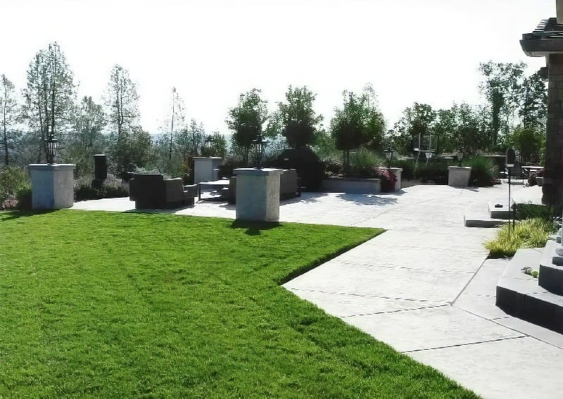 A view of some grass and concrete in the yard.